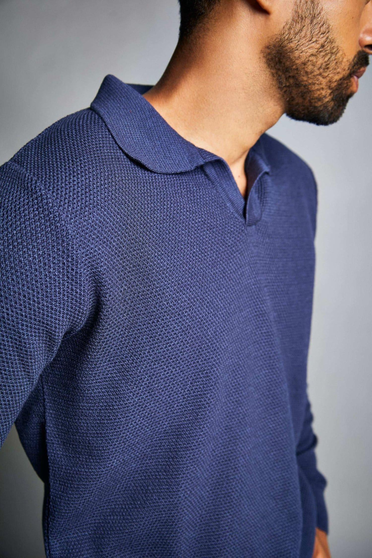Hombre con suéter azul marino de punto, cuello clásico, moda para hombre elegante